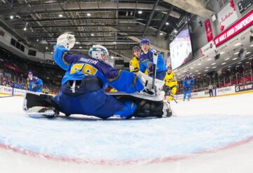 Сборная Казахстана с разгрома стартовала на молодежном чемпионате мира в Канаде