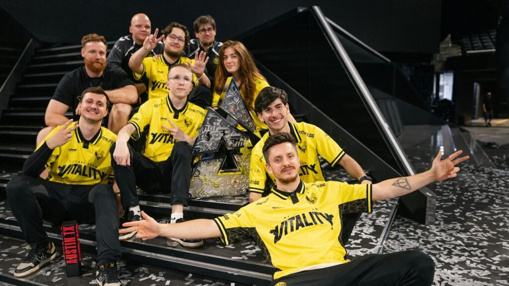Team Vitality с кубком BLAST.tv Austin Major 2025. Фото: Radoslw Makuch