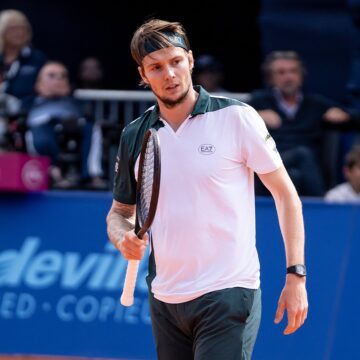 Лучший теннисист Казахстана впервые победил на грунтовом турнире в ATP-туре