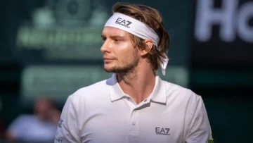 Первая ракетка Казахстана вышел в третий круг заключительного «Мастерса» в сезоне