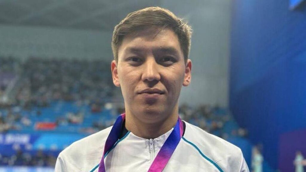 Иллюстрация — Казахстанский пловец завоевал серебро чемпионата мира по параплаванию в Сингапуре
