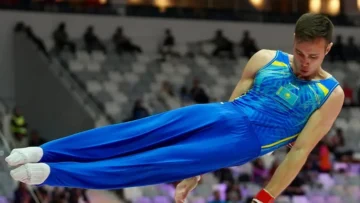 Титулованный гимнаст Казахстана упал с коня и остался без медали чемпионата мира в Джакарте