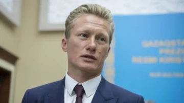 Президент Финляндии рассказал, где хранит майку «Астаны»