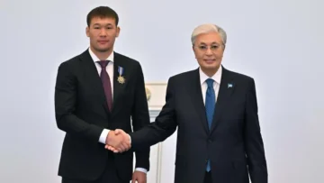 Глава государства наградил Шавката Рахмонова