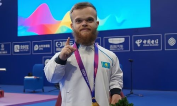 Казахстанский спортсмен установил рекорд Азии и выиграл третье золото чемпионата мира