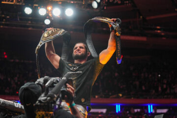 Топовый российский боец стал чемпионом UFC в двух весовых категориях