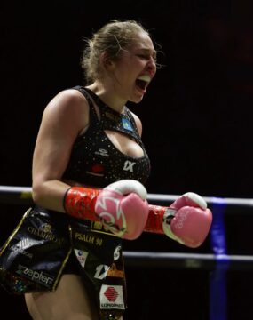 Самая сексуальная боксерша Казахстана нокаутом забрала чемпионский титул