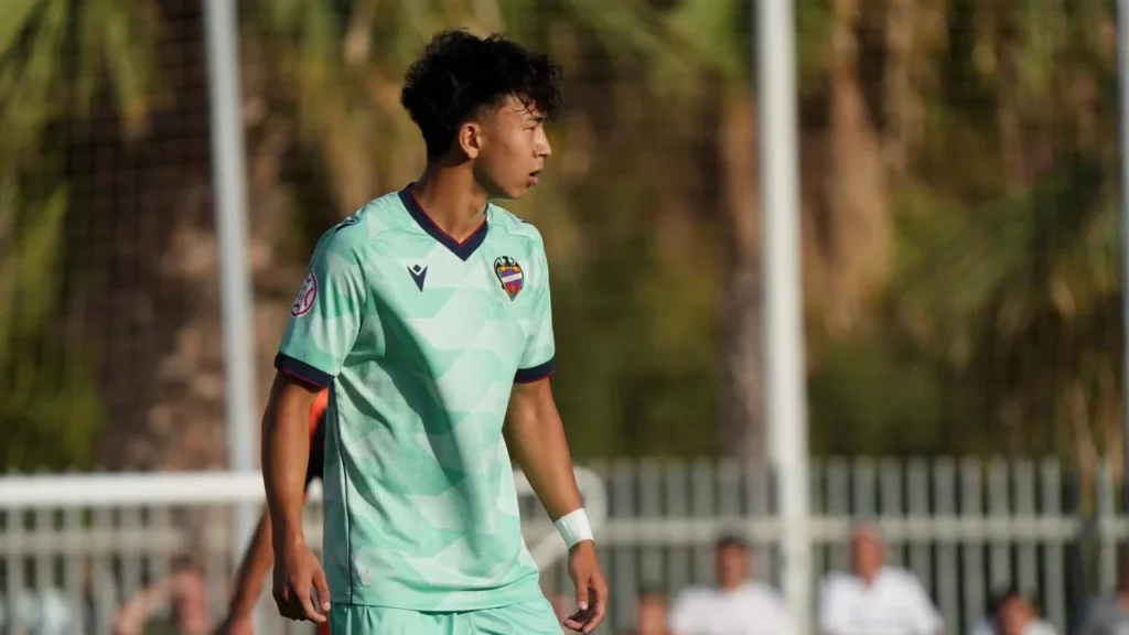 Иллюстрация — 17-летний казахстанец готовится к дебюту в Испании