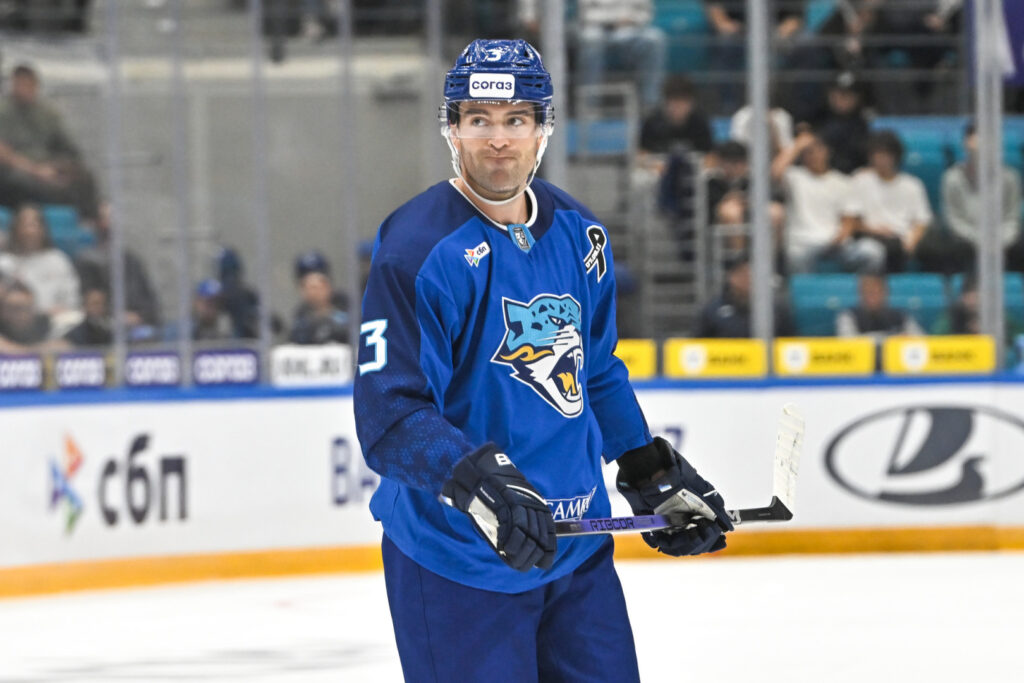 Иллюстрация — Удаления, нереализованные моменты и холодный лёд: защитник «Барыса» — о поражении от «Трактора»