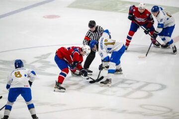 Разгромом и потерей шансов на выход в элиту обернулся матч с лидером на молодёжном чемпионате мира-2025