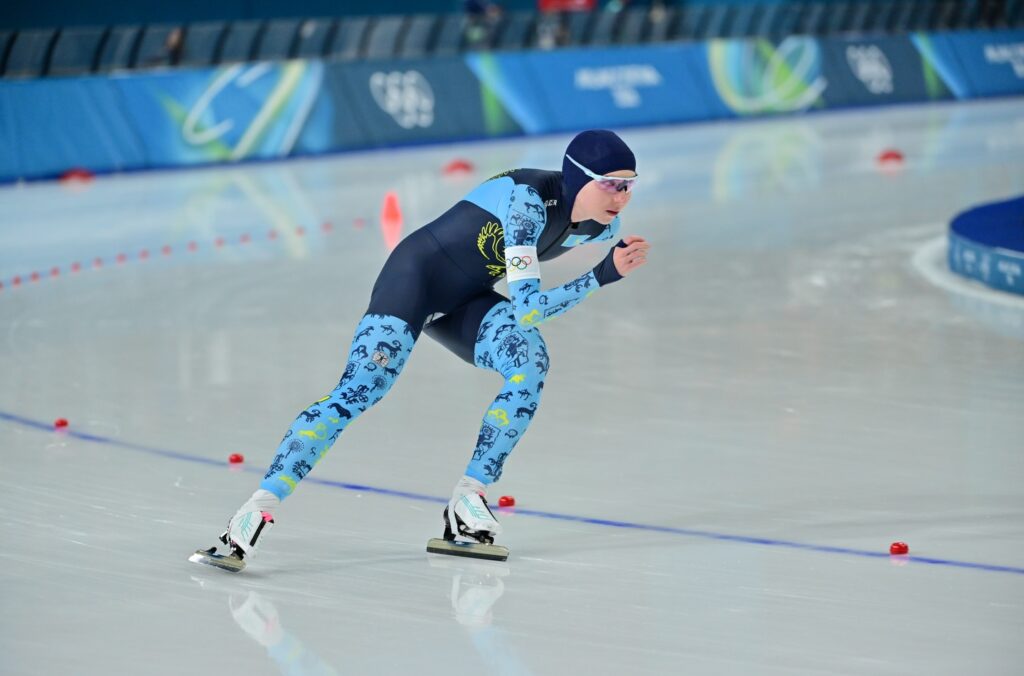 Видеообзор попадания казахстанских конькобежек в топ-10 на Олимпиаде-2026