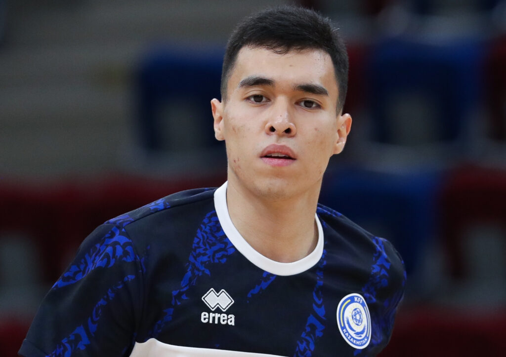 Нападающий сборной Казахстана продолжит сезон в «Тулпаре»