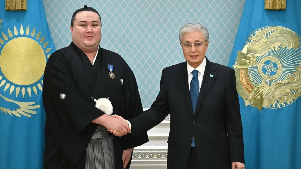 Президент поздравил казахстанского борца сумо с успехом на Кубке Императора