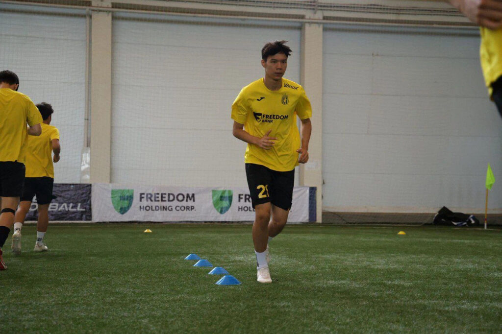 «Женис» подписал молодых воспитанников