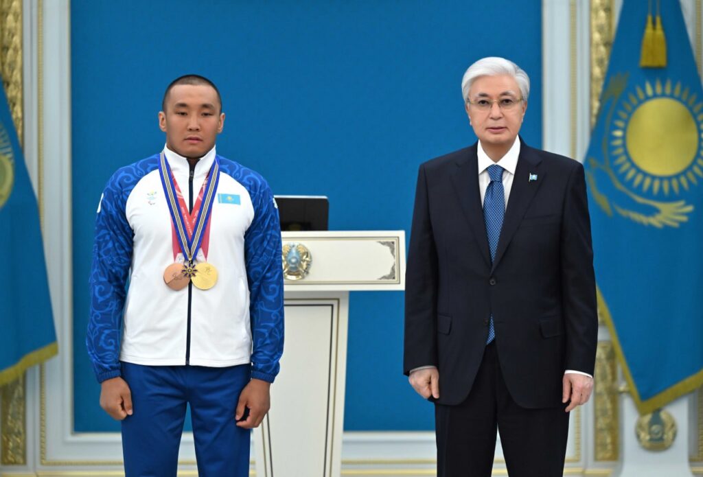 Токаев наградил чемпиона Паралимпиады-2026 Ербола Хамитова