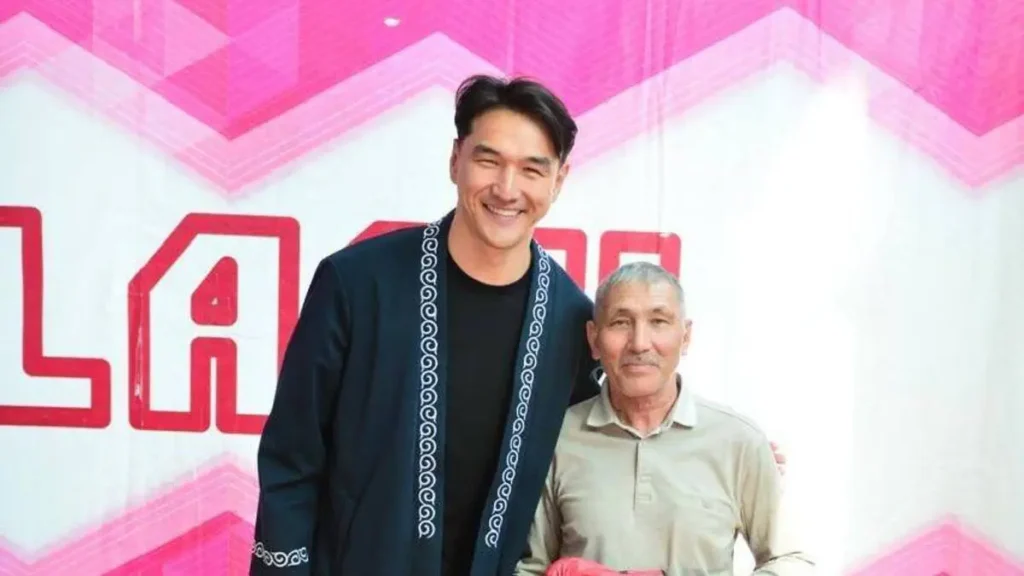 Казахстанский комик удивил поступком на боксерском турнире в Степногорске